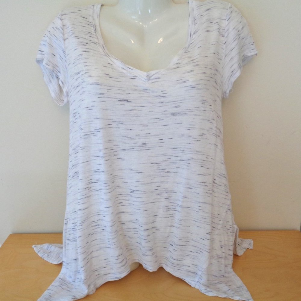 Gibson Space Dye Top Shark Bite Hem V-Neck Tee White & Gray Size XS Petite